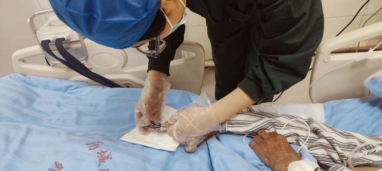 简篇-假期我在岗——重症医学科做好精细化护理服务