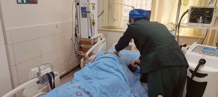 简篇-假期我在岗——重症医学科做好精细化护理服务