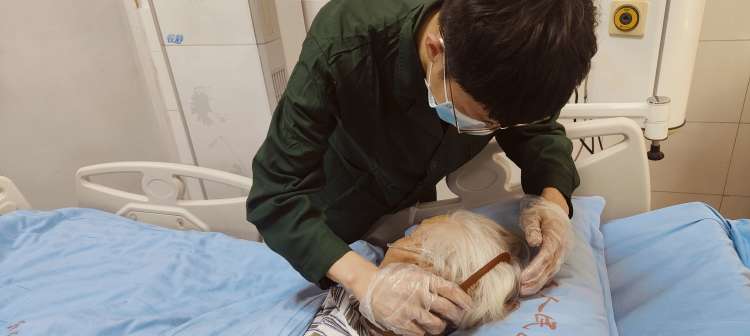 简篇-假期我在岗——重症医学科做好精细化护理服务